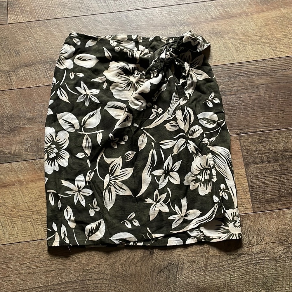 🛍️3/$10❗️Vintage Express wrapped skirt green with floral print women’s xs #32